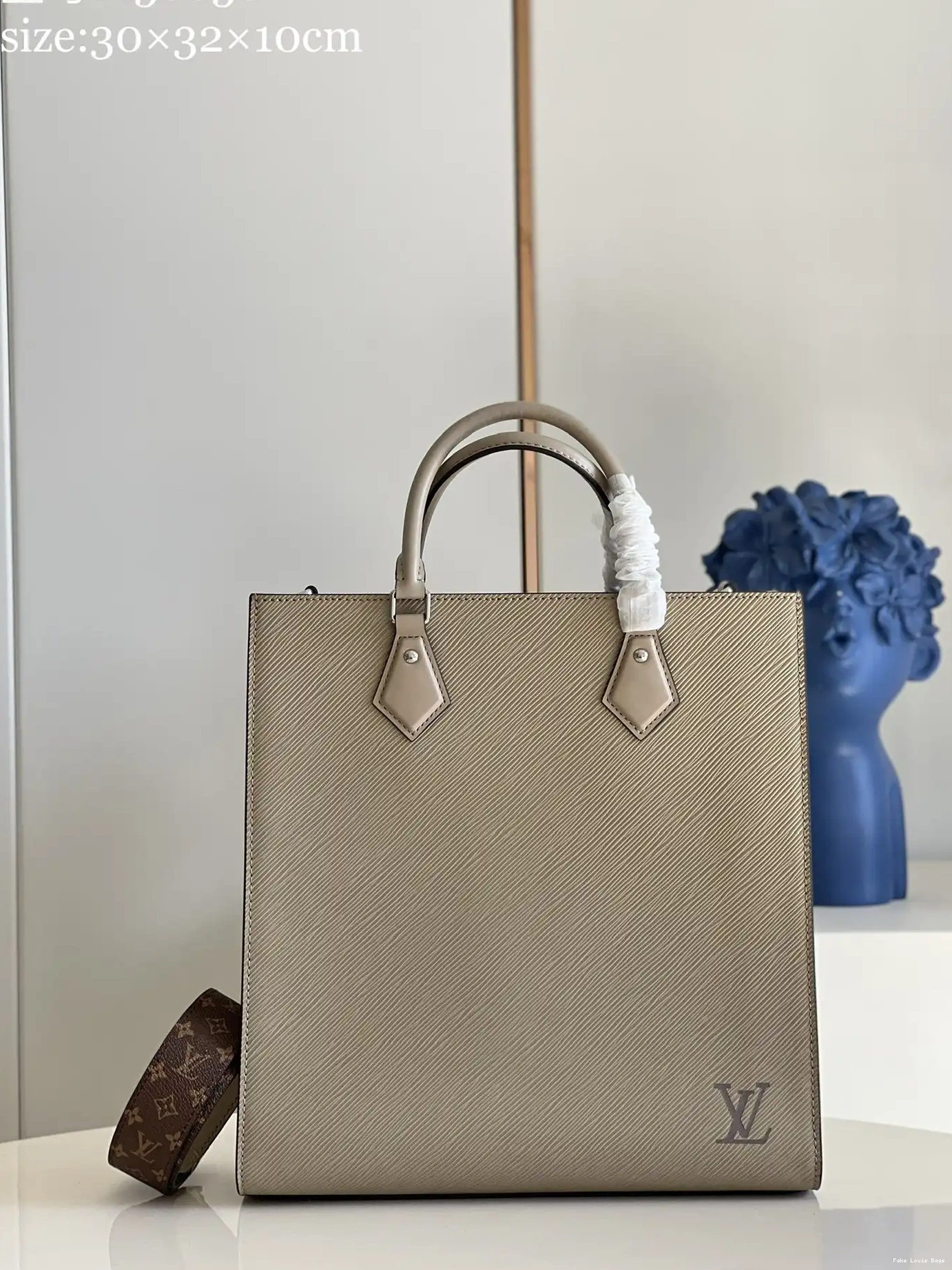 Eliminating the middleman and passing on savings to you. With massive production and tax-free benefits SAC PLAT VUITTON LOUIS PETIT 0329